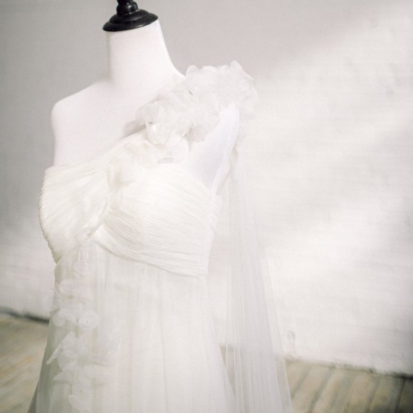 Manuel Mota Pronovias Wedding Dress 4 One Shoulder - Picture 4 of 8